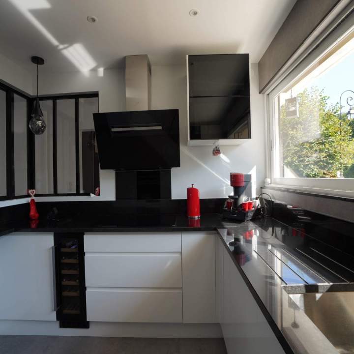 Aménagement de cuisine fonctionnelle et moderne sur mesure.