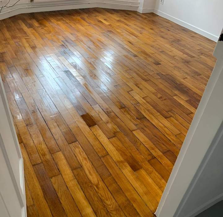 Pose et rénovation de parquet, pour un sol chaleureux.