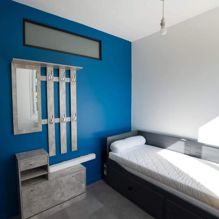 Travaux de peinture intérieure, murs et plafonds impeccables.