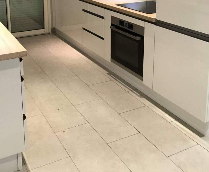 Pose de revêtement de sol varié, carrelage, lino.